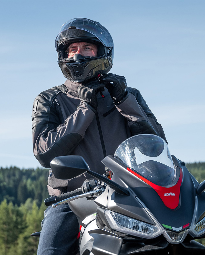 Guy wearing Halvarssons Solberg jacket